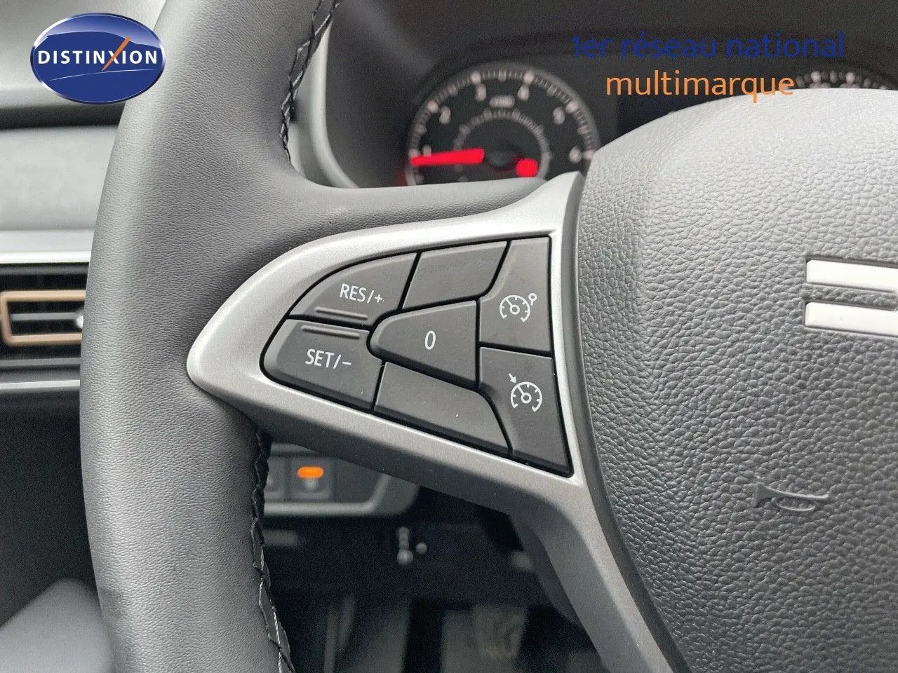 Gros plan sur le volant avec commandes de régulateur de vitesse du Dacia Jogger noir nacré 2024.