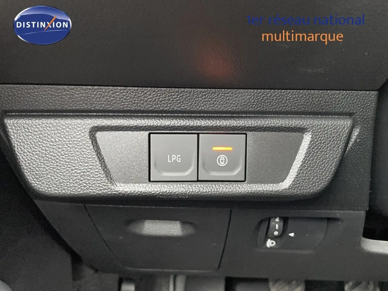 Gros plan sur les boutons LPG et verrouillage centralisé du tableau de bord d’un Dacia Jogger noir nacré.