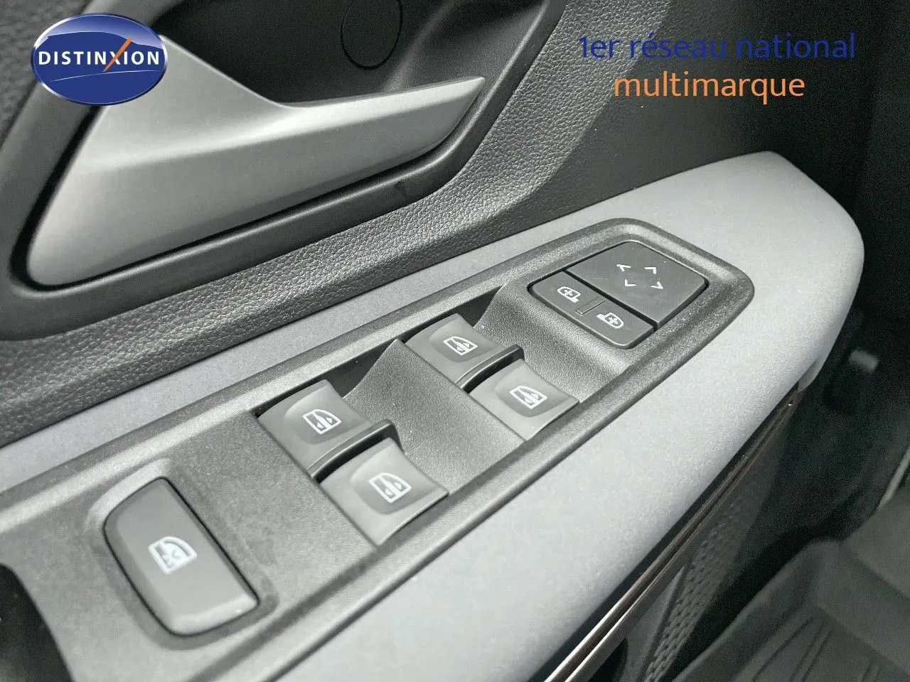 Gros plan sur les commandes de lève-vitres et rétroviseurs côté gauche intérieur d’un Dacia Jogger noir nacré.