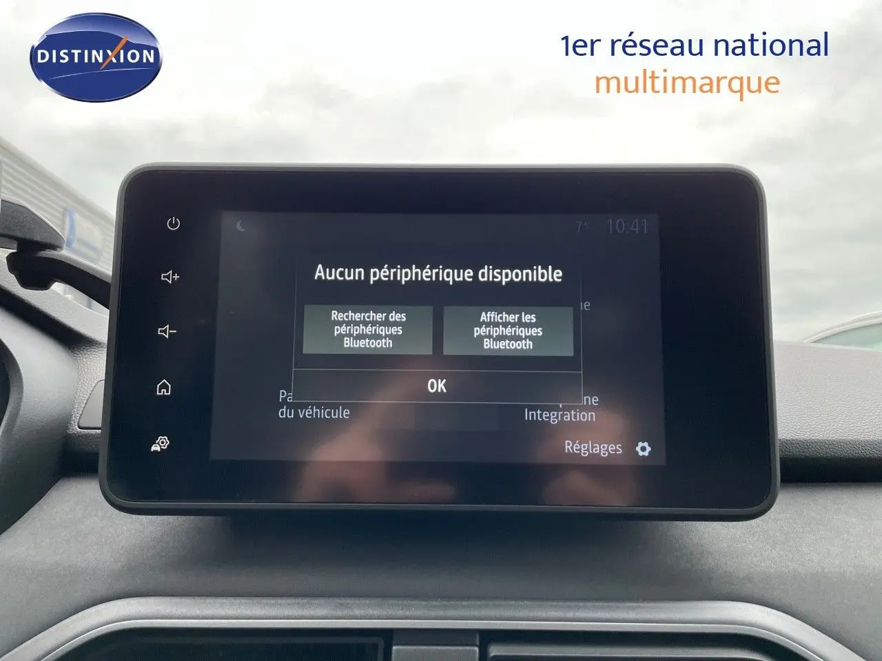 Écran tactile central affichant un message Bluetooth, intérieur du Dacia Jogger 2024 noir nacré.