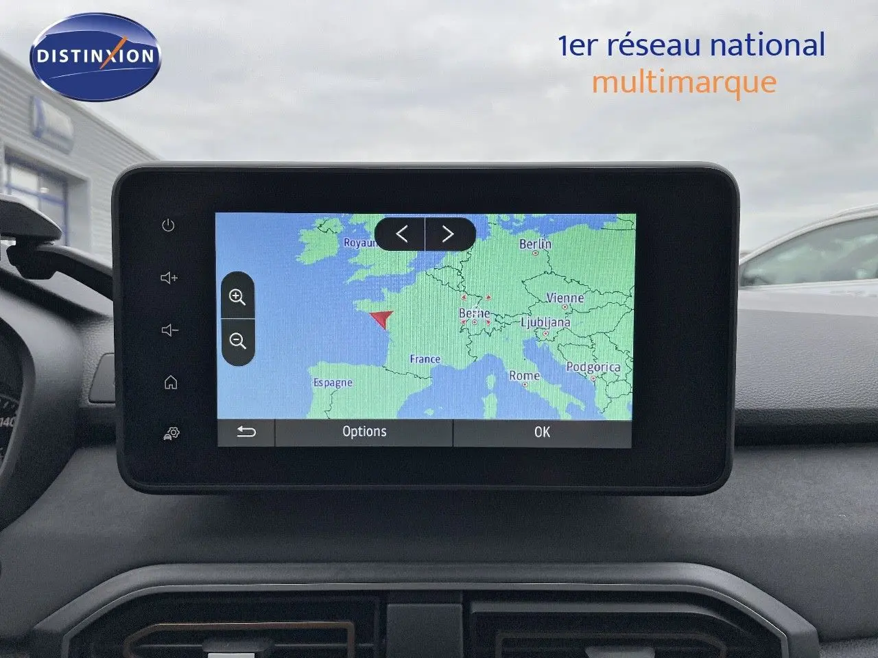 Écran tactile central affichant une carte de navigation dans l’habitacle du Dacia Jogger noir nacré.