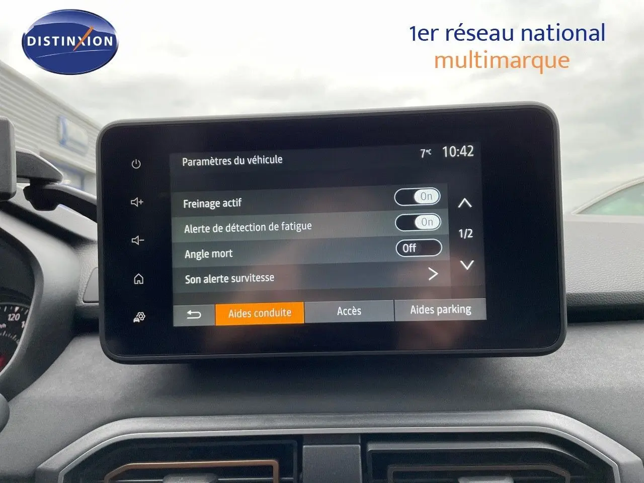 Écran tactile central du tableau de bord du Dacia Jogger 2024 affichant les aides à la conduite, intérieur noir.
