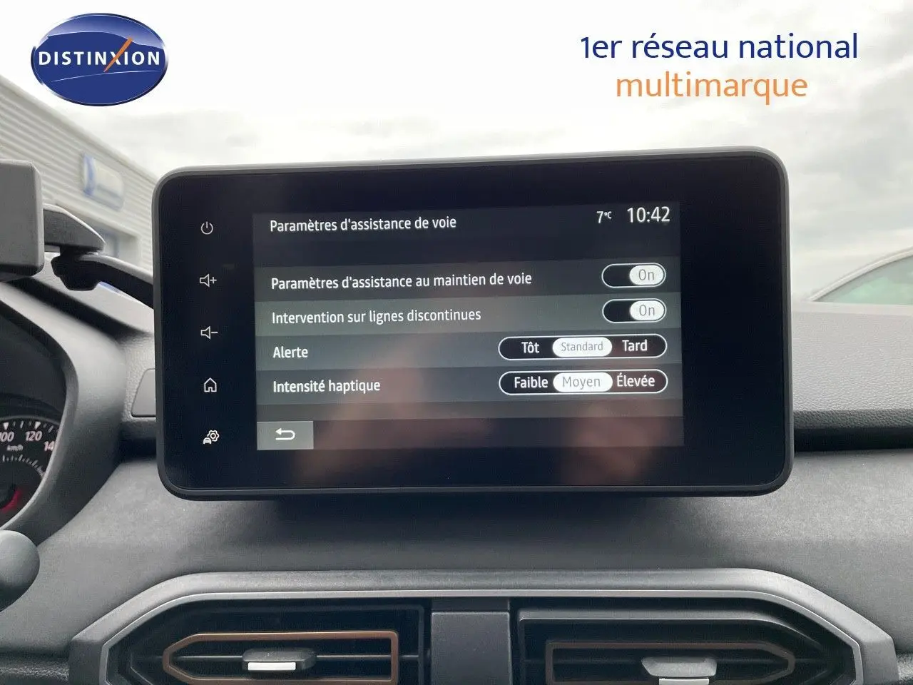 Écran tactile central affichant les paramètres d’assistance de voie dans un Dacia Jogger noir nacré, vue intérieure frontale.