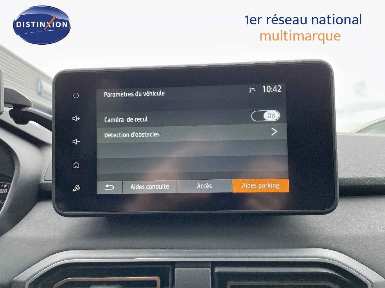 Écran tactile central du tableau de bord du Dacia Jogger 2024 affichant les aides à la conduite.