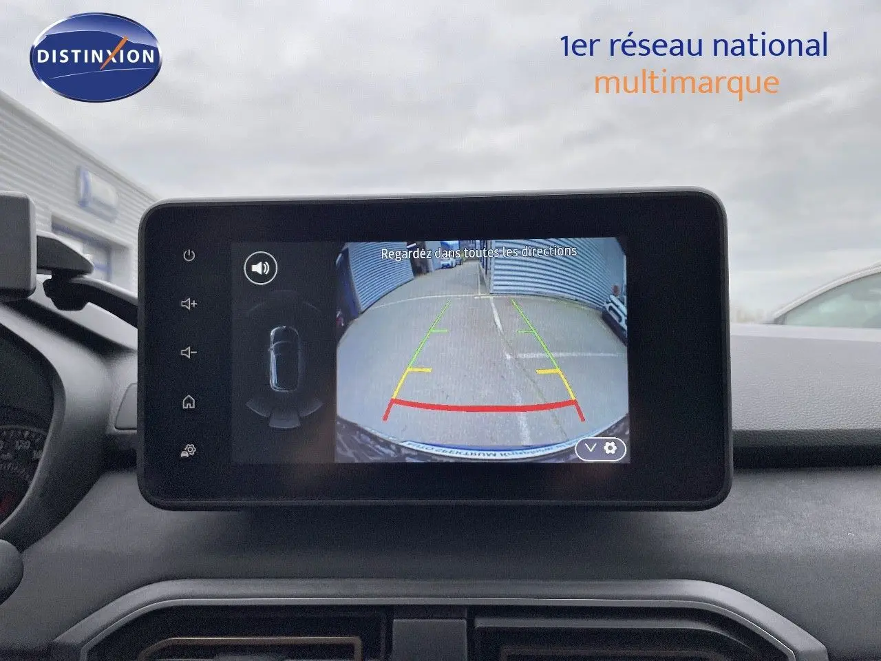 Écran tactile intérieur montrant la caméra de recul du Dacia Jogger noir nacré métallisé, vue avant du tableau de bord.