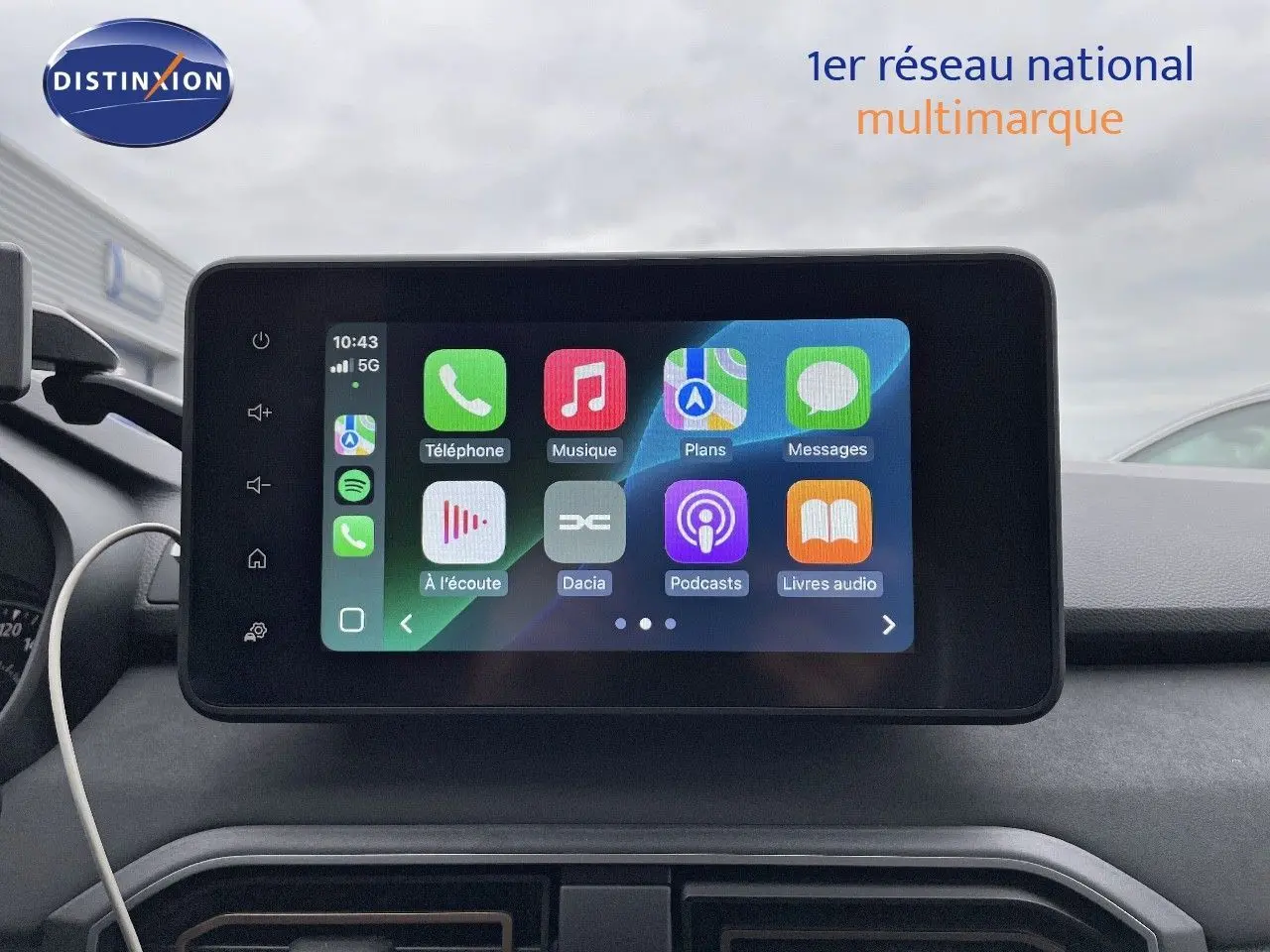 Écran tactile central du tableau de bord du Dacia Jogger 2024, affichant l'interface multimédia connectée.