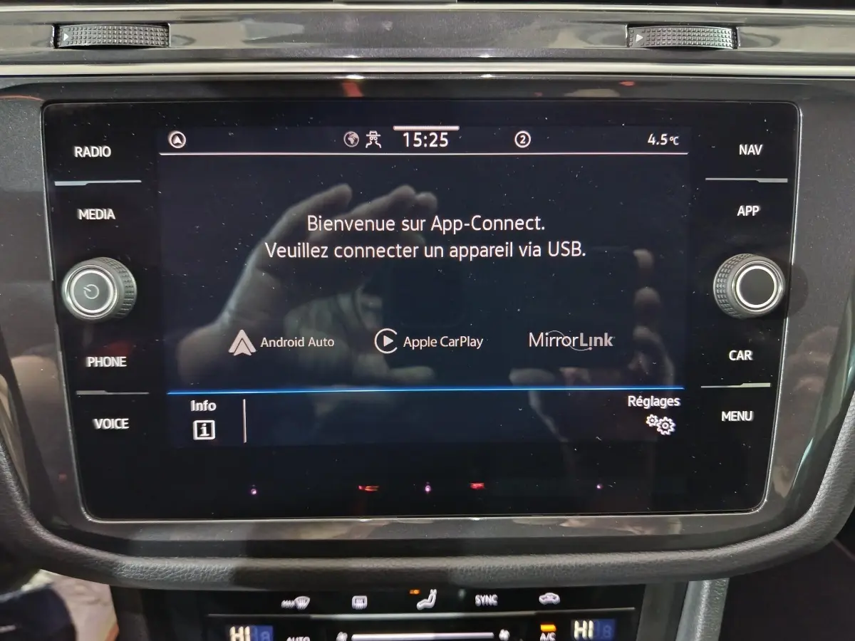 Écran tactile central du Volkswagen Tiguan 1.5 TSI 2021 affichant App-Connect avec options Android Auto et Apple CarPlay.