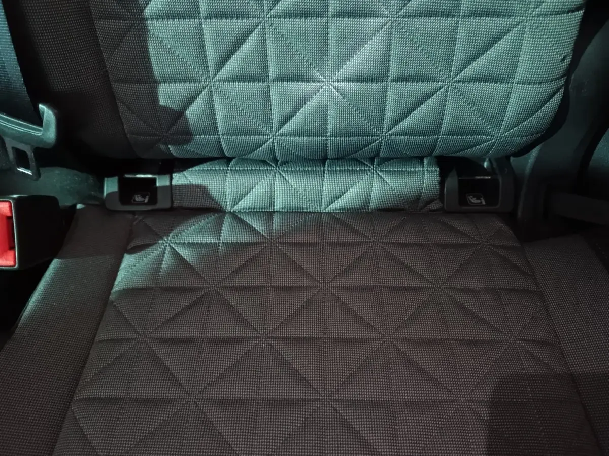 Gros plan sur la banquette arrière noire à motif géométrique du Volkswagen Tiguan 1.5 TSI 130 BMV6 Life Business.