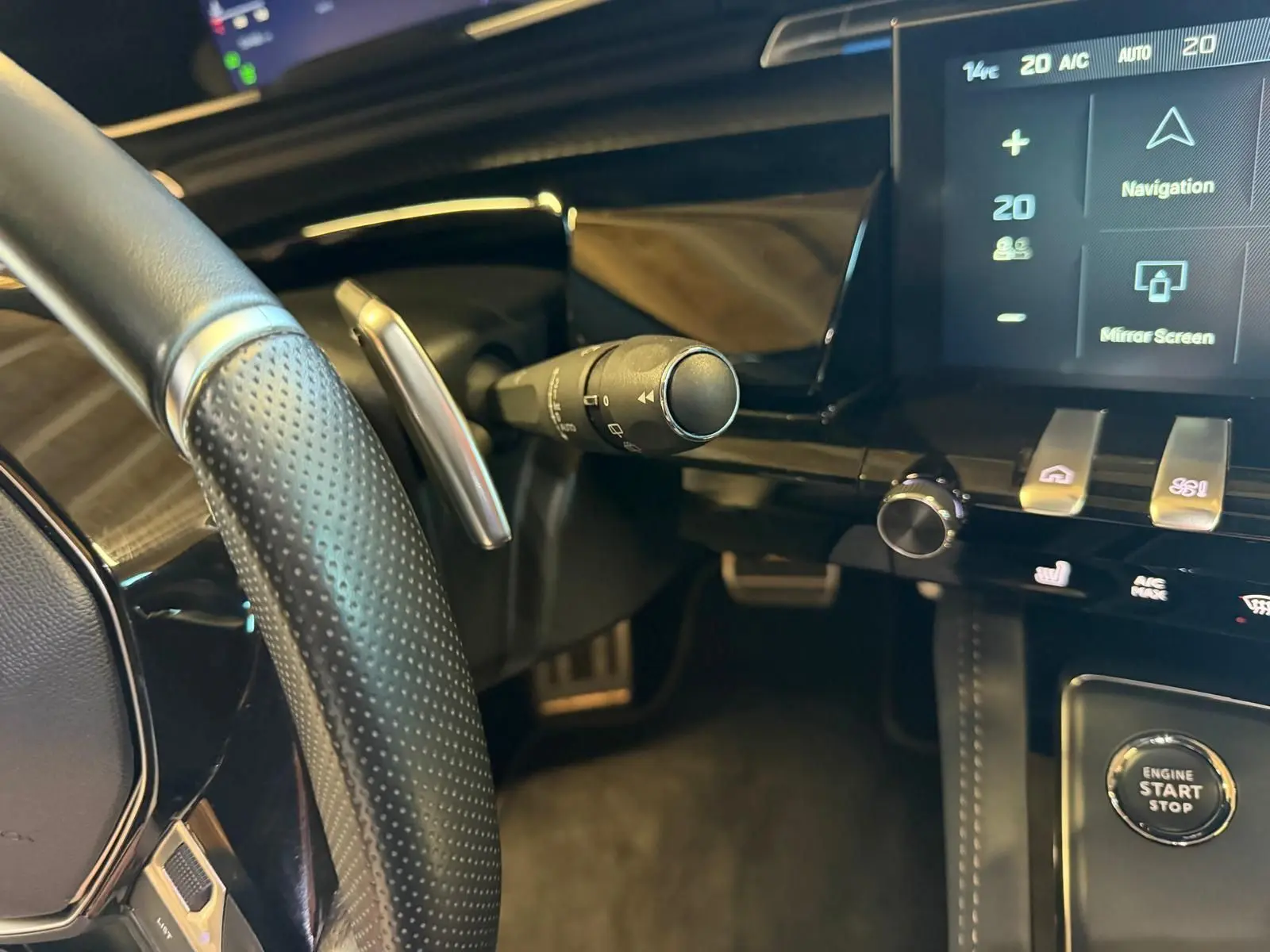 Vue rapprochée de l’intérieur côté conducteur du Peugeot 508 SW noir, volant cuir perforé et console tactile avec boutons chromés.