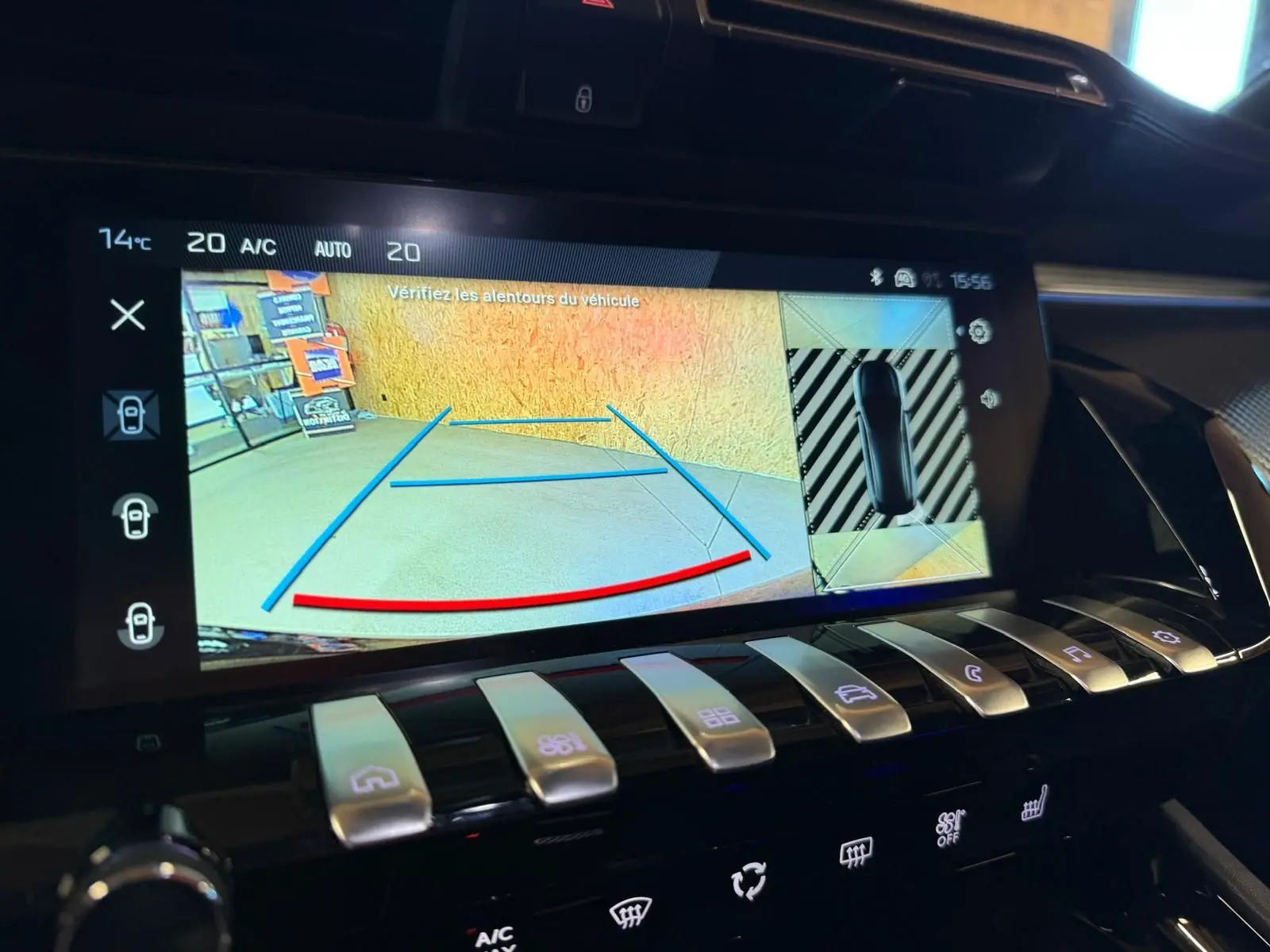 Écran tactile intérieur du Peugeot 508 SW noir montrant la caméra de recul avec aides visuelles au stationnement.