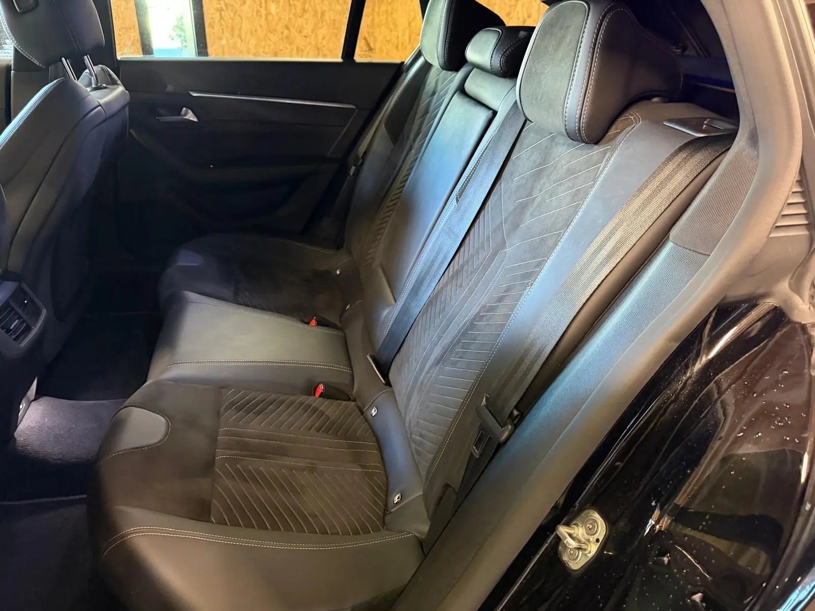 Vue intérieure côté droit des sièges arrière en Alcantara noir avec surpiqûres Aïkinite du Peugeot 508 SW 2024.