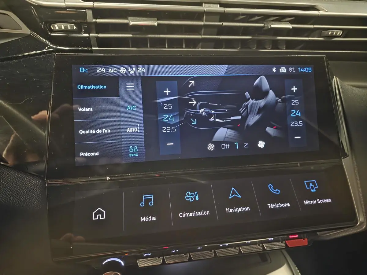 Écran tactile central du tableau de bord de la Peugeot 408 2024 affichant les réglages de climatisation.