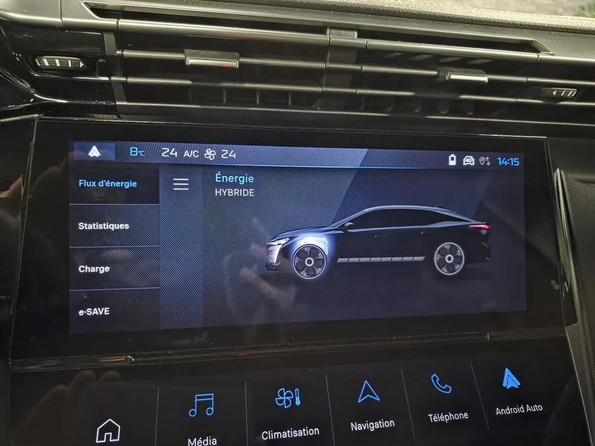 Écran tactile intérieur montrant l'interface énergie hybride avec silhouette stylisée d'une Peugeot 408 bleu côté gauche.