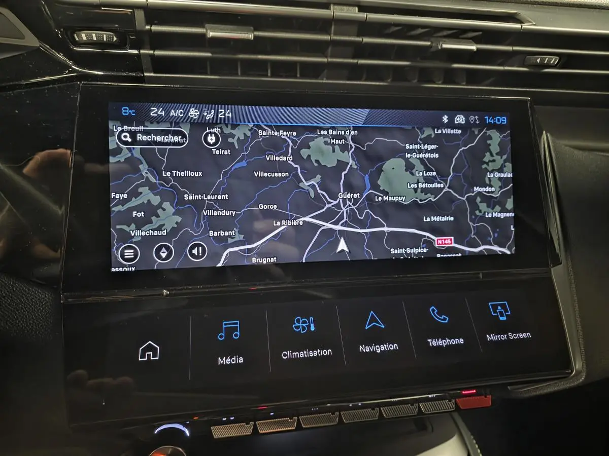 Écran tactile central 10 pouces de la Peugeot 408 2024 affichant la navigation avec interface noire moderne.