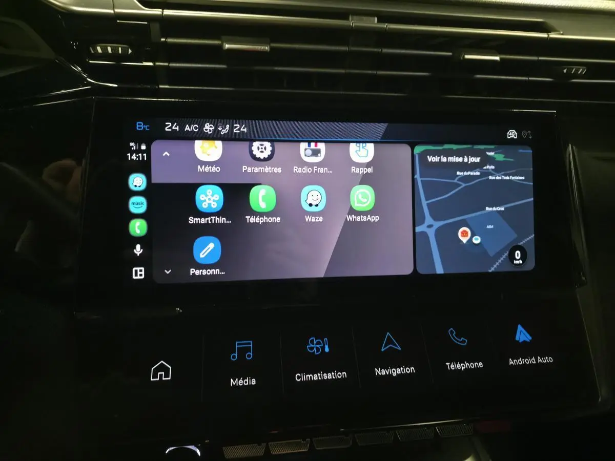 Écran tactile central 10 pouces du Peugeot 408 2024 affichant navigation et applications connectées.