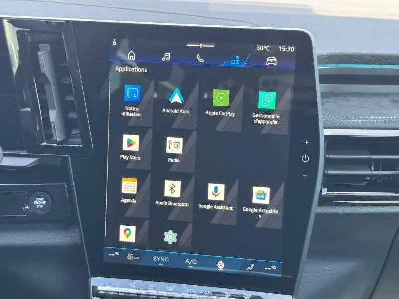 Vue rapprochée de l’écran tactile central du Renault Espace 2025 bleu nocturne affichant les applications multimédia.