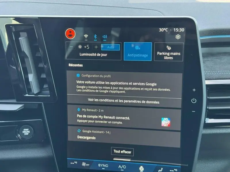 Écran tactile central de la Renault Espace 2025 bleu nocturne, affichant les réglages et notifications du système multimédia.