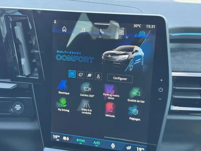 Écran tactile central du tableau de bord du Renault Espace 2025 affichant le mode Confort et les options de conduite.