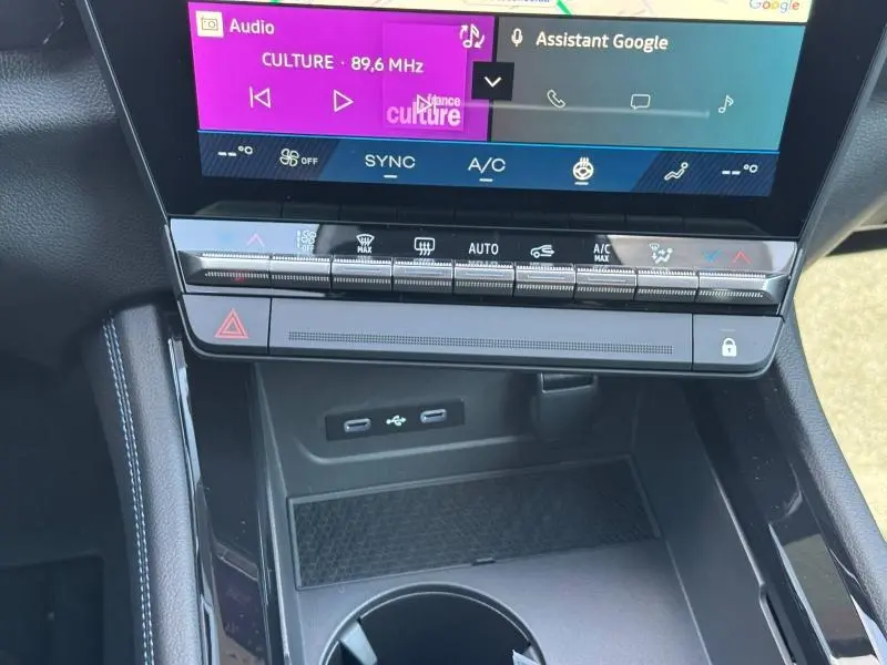 Gros plan sur la console centrale du Renault Espace 2025 Bleu Nocturne, avec écran tactile et commandes climatisation.