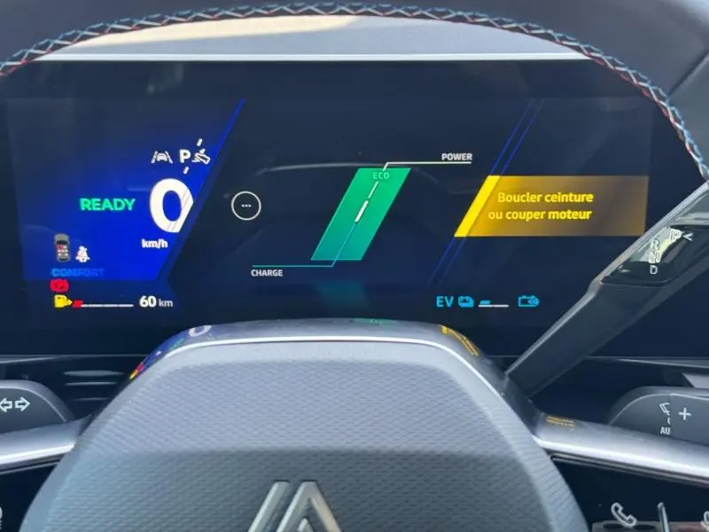 Tableau de bord numérique du Renault Espace 2025 bleu nocturne, affichage mode ECO et alertes ceinture moteur.