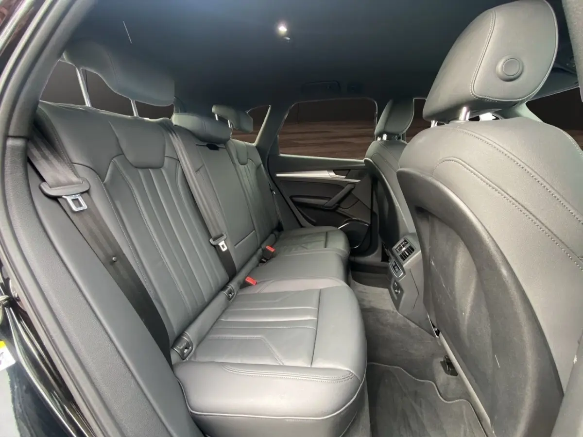 Vue intérieure côté droit des sièges arrière en cuir gris foncé de l'Audi Q5 35 TDI S LINE 2022.