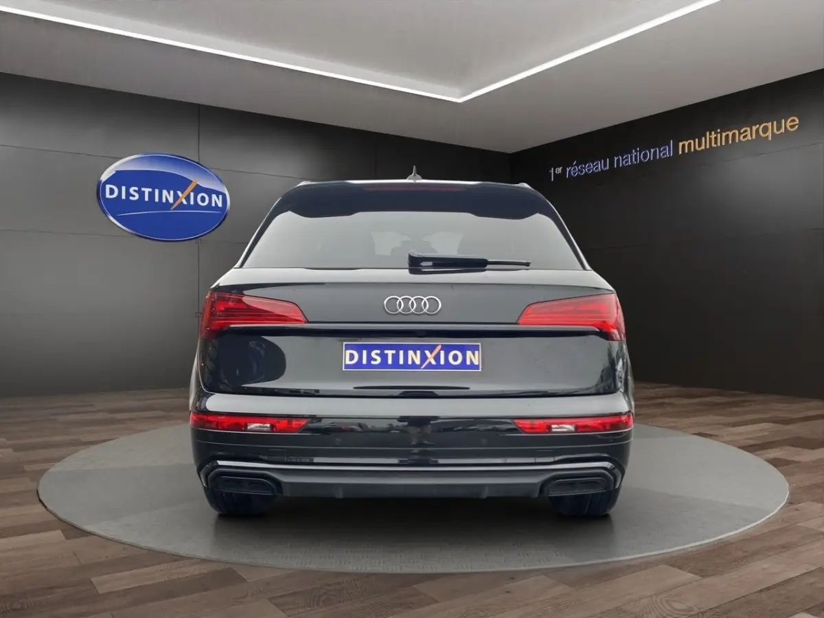 Vue arrière d'un Audi Q5 noir 2022 avec feux LED et double sortie d'échappement intégrée au pare-chocs.
