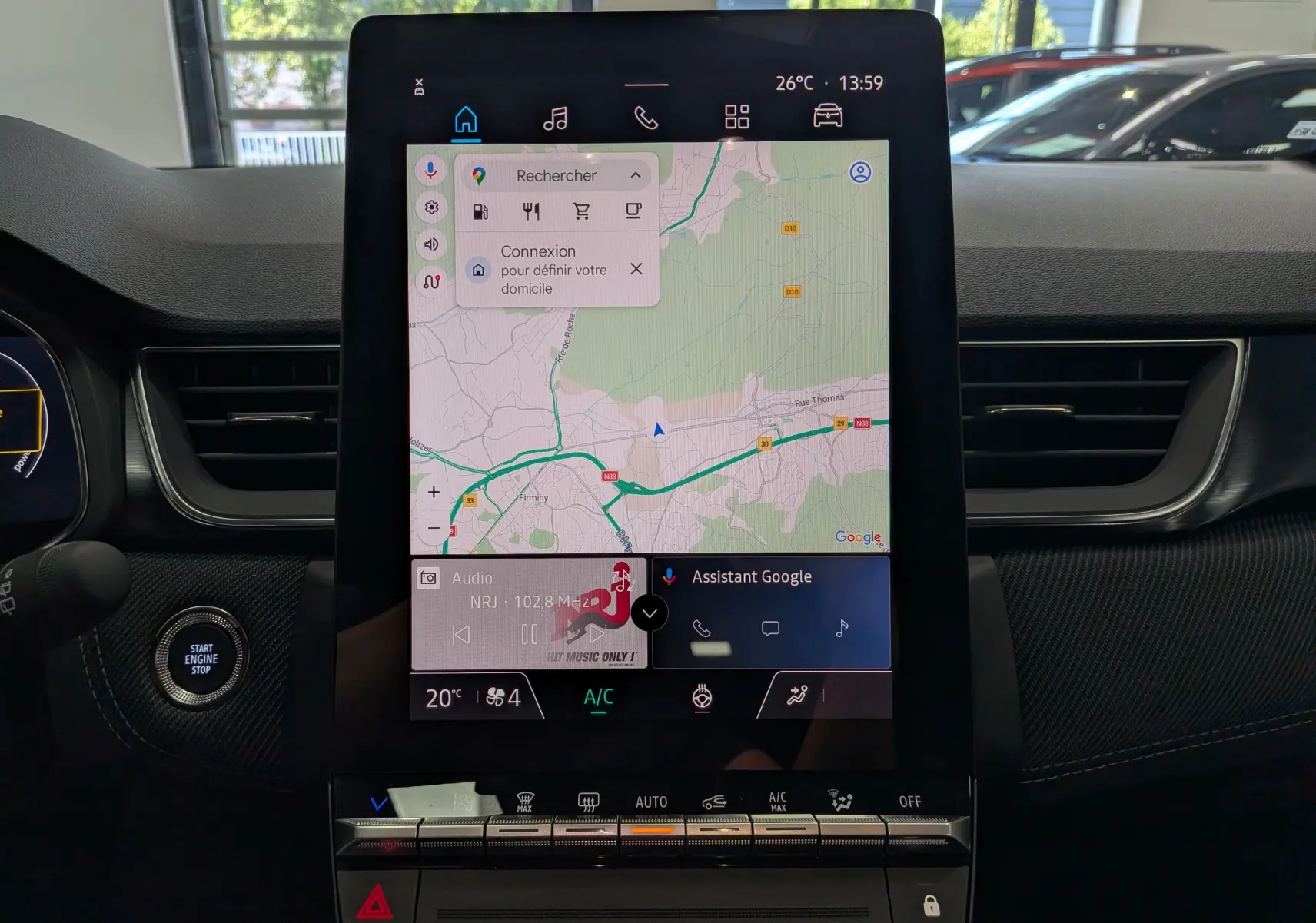 Écran tactile central du tableau de bord du Renault Captur E-TECH 2026, affichant la navigation et commandes climatisation.