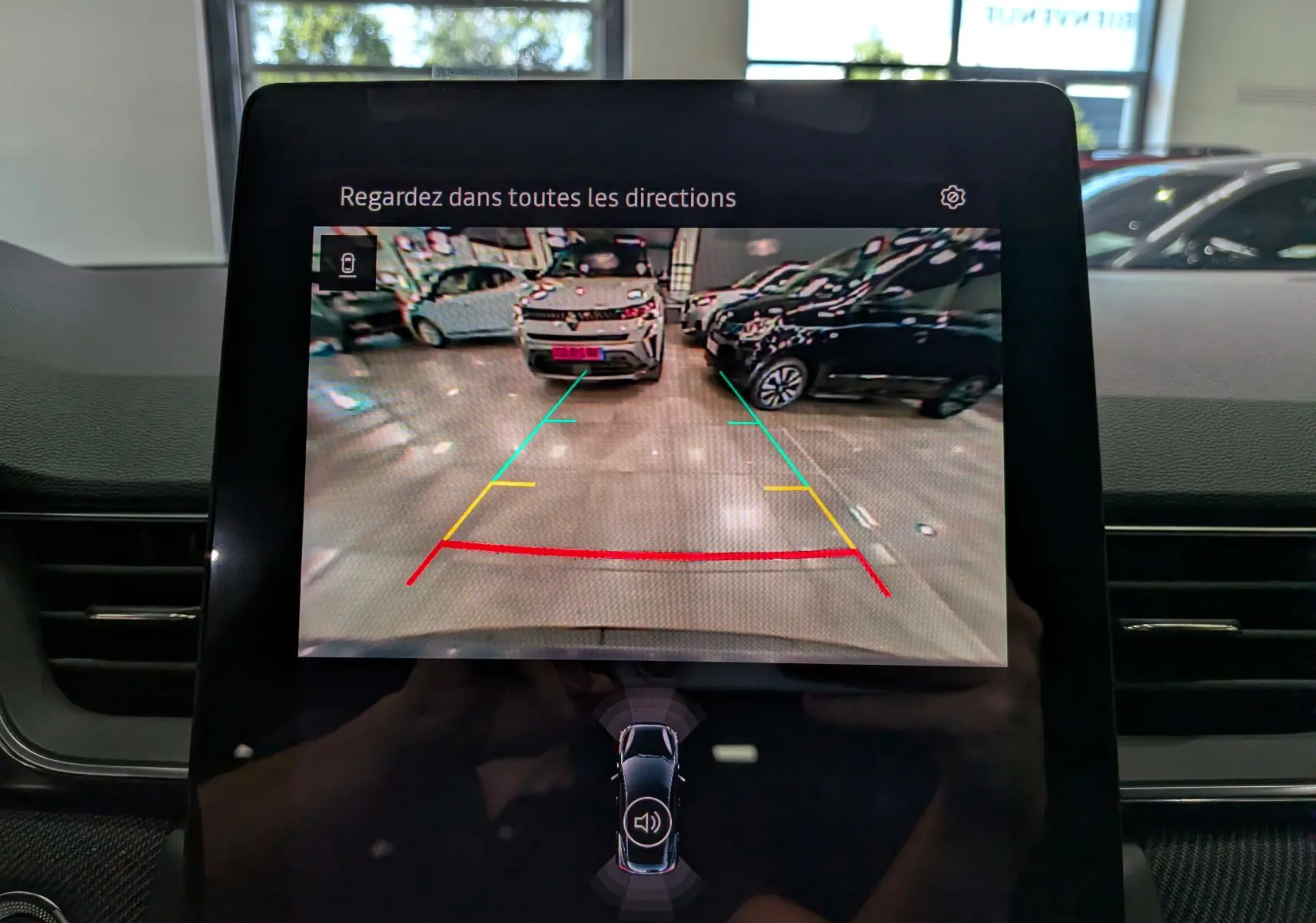 Écran central affichant la caméra de recul du Renault Captur E-Tech bleu Iron avec toit noir, vue arrière en intérieur.