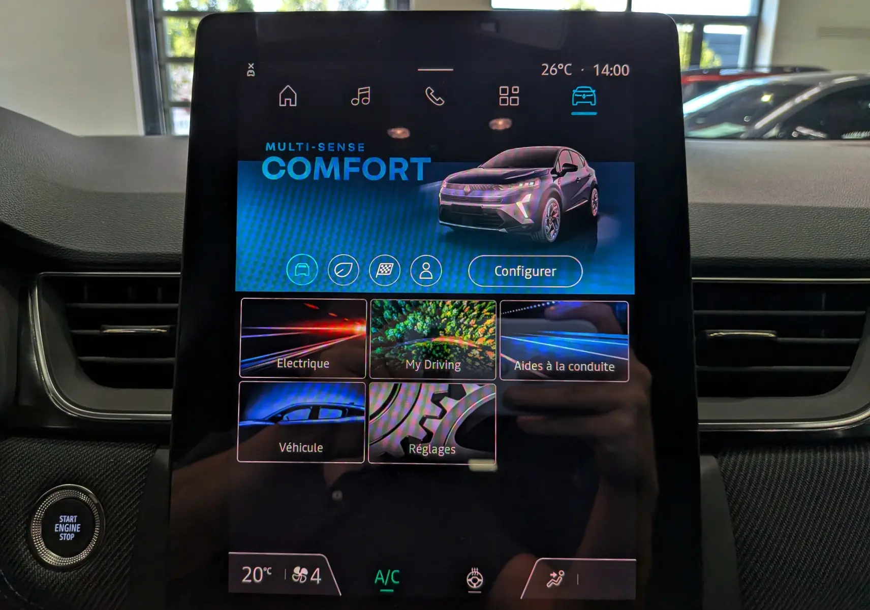 Écran tactile central affichant le mode Multi-Sense Comfort du Renault Captur E-Tech hybride, interface moderne et colorée.