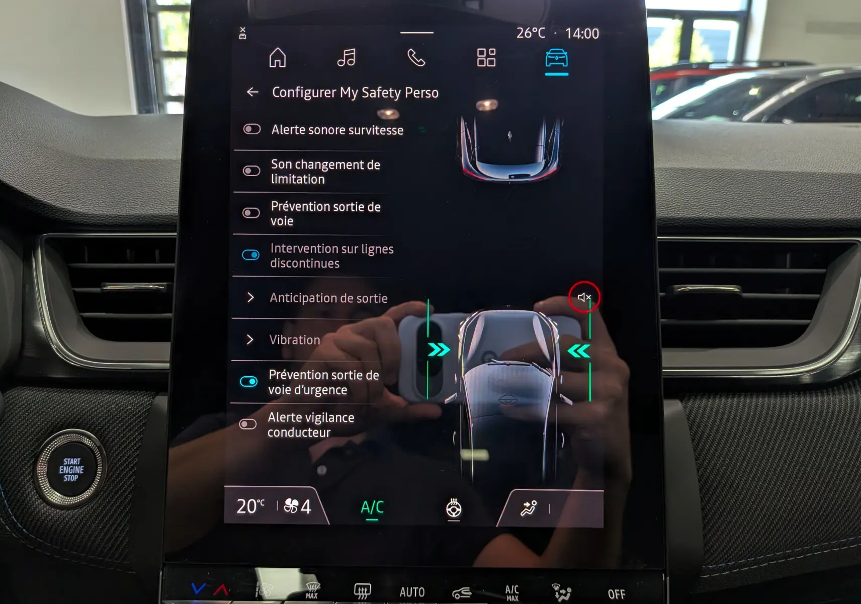 Écran tactile central du Renault Captur E-TECH 2026 affichant les réglages d’aides à la conduite, avec tableau de bord noir.