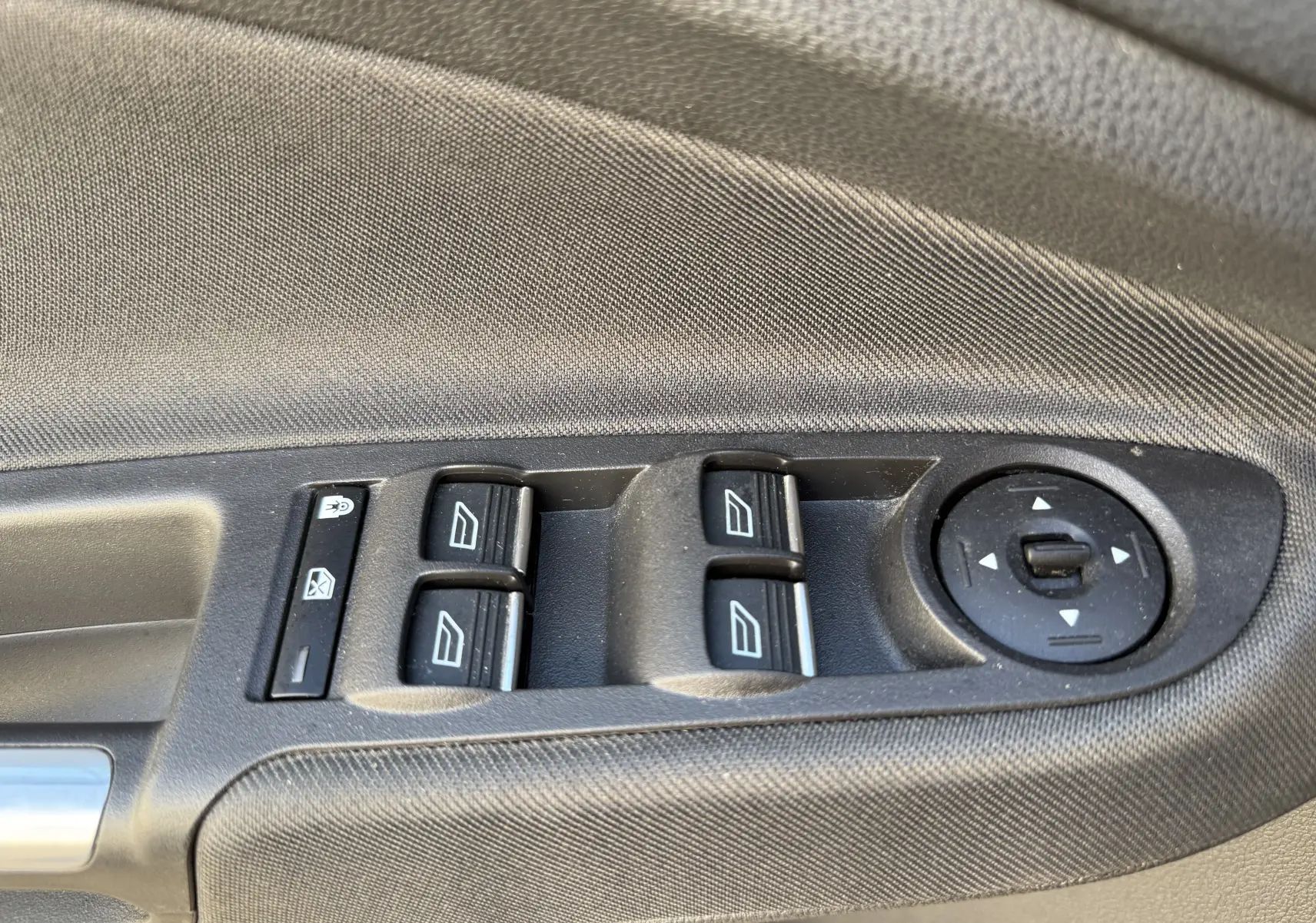 Commande des vitres électriques et réglage des rétroviseurs sur la porte côté gauche d’un Ford C-MAX 1.6 TDCI 2018.