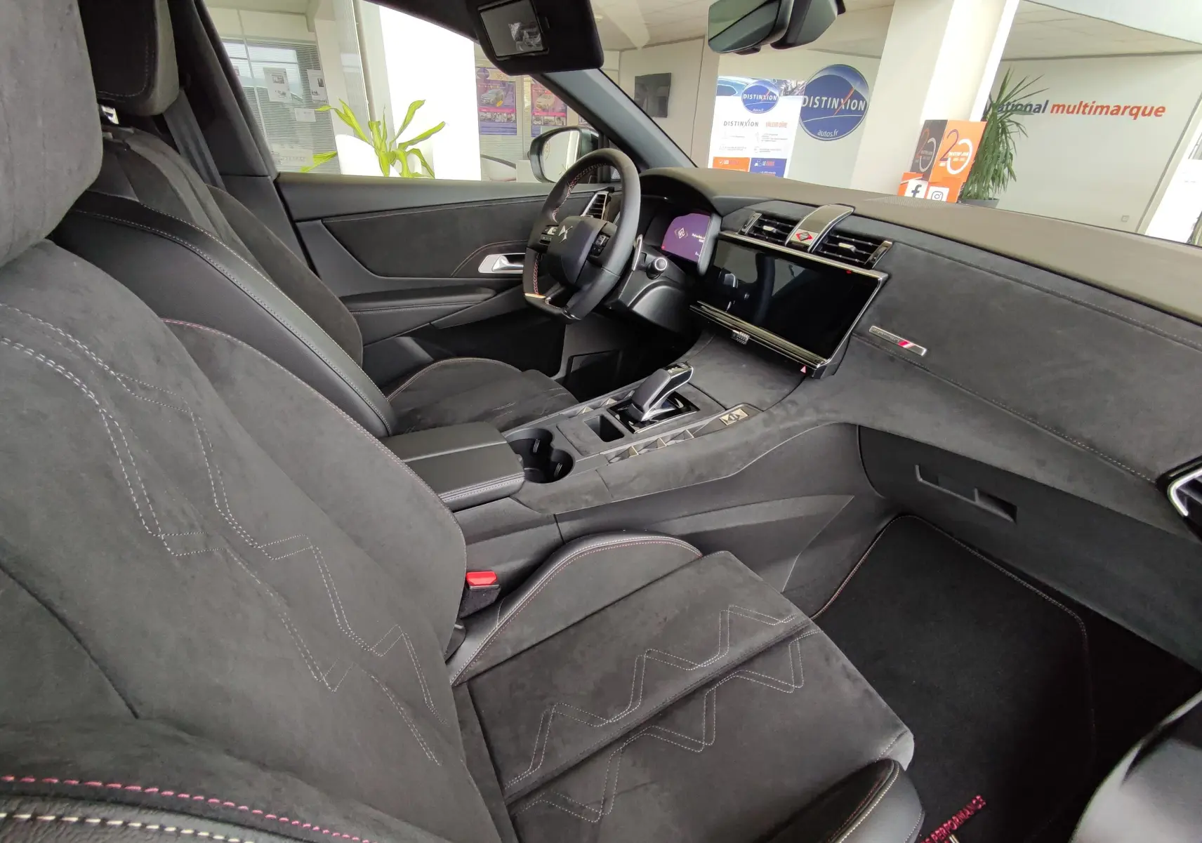 Vue intérieure côté conducteur du DS7 Crossback E-TENSE 225ch gris, montrant sièges en alcantara et tableau de bord moderne.