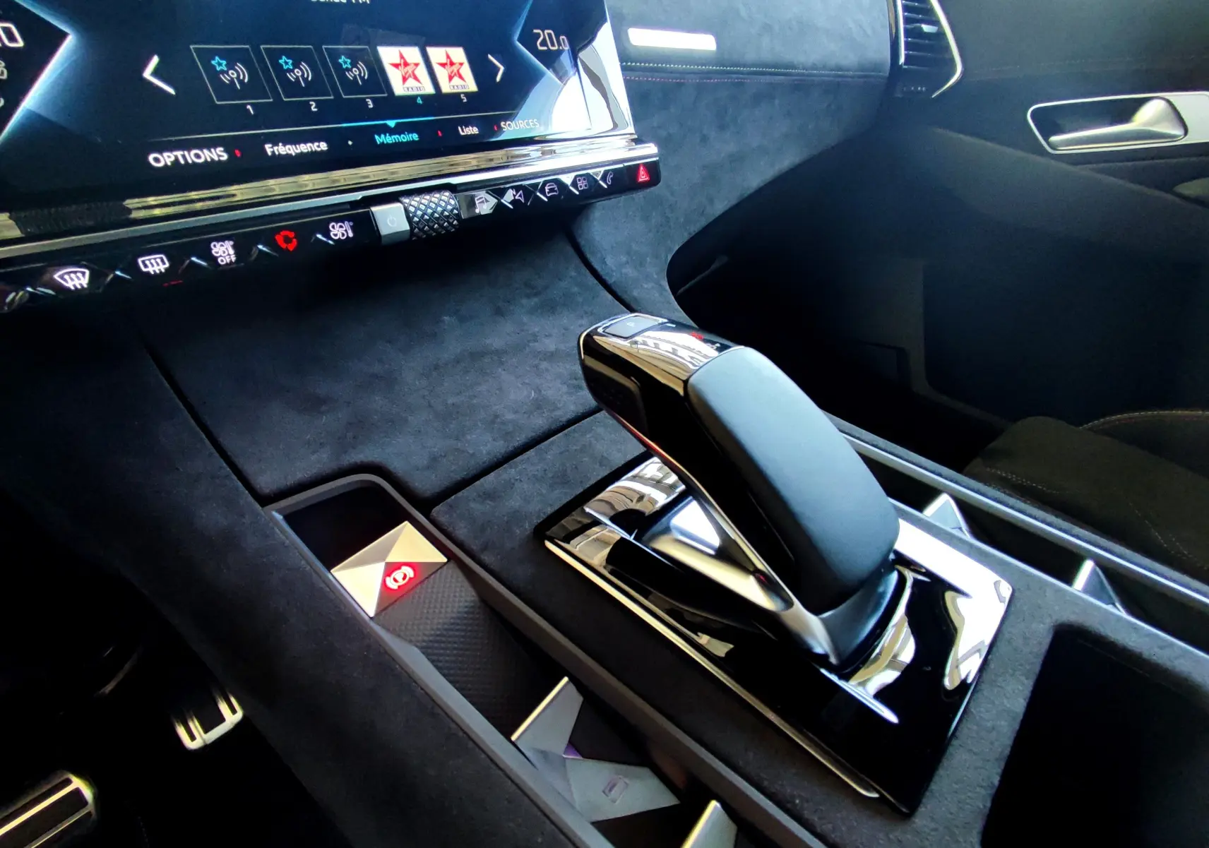 Gros plan sur la console centrale grise du DS7 Crossback E-TENSE 2022, mettant en valeur le levier de vitesse automatique et l'écran tactile.
