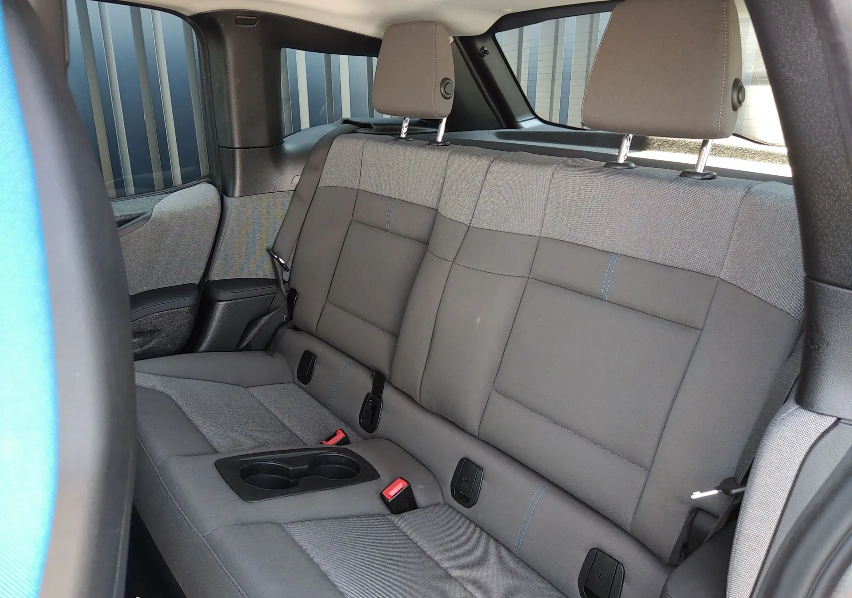 Vue intérieure arrière de la banquette grise avec surpiqûres bleues de la BMW i3 électrique édition Windmill 2022.