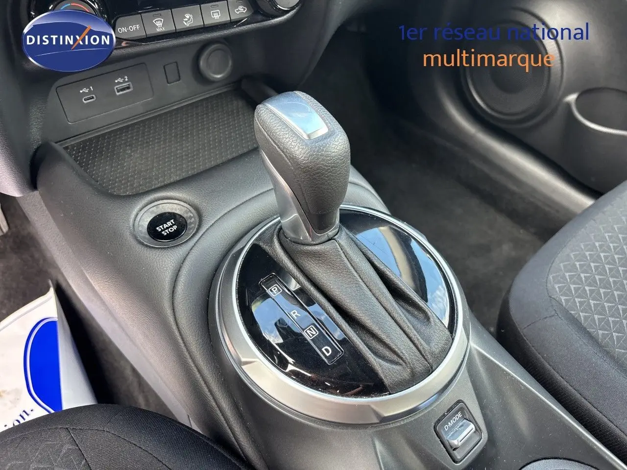 Le levier de vitesses automatique de la Nissan Juke Hybrid gris squale, vu en gros plan depuis le côté droit intérieur.