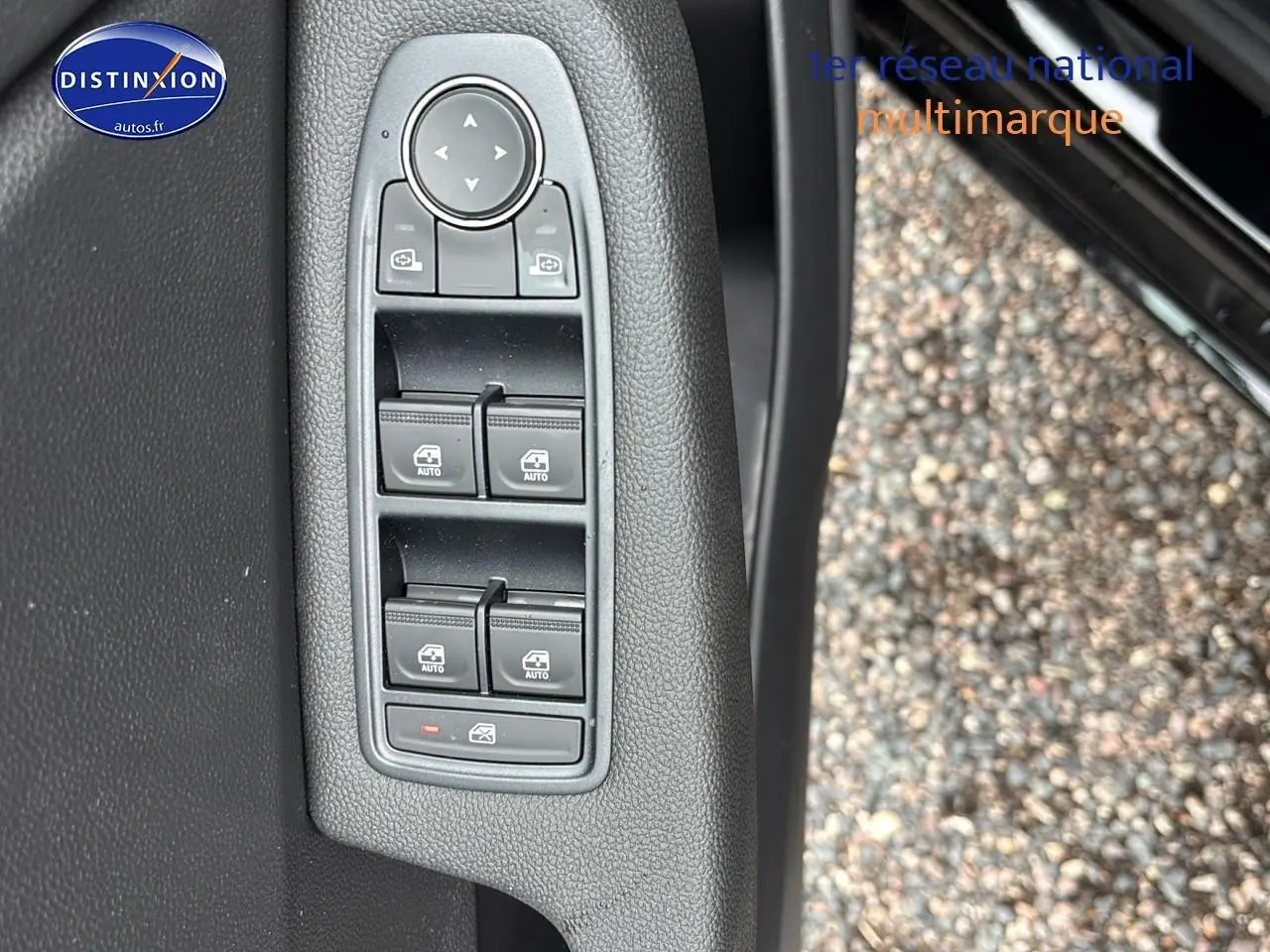 Panneau de commandes des vitres et rétroviseurs côté conducteur de la Renault Clio V noire, intérieur détaillé.