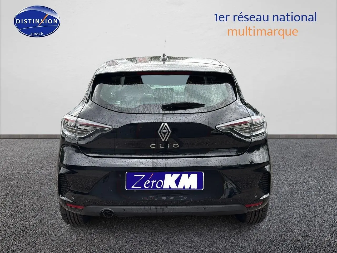 Vue arrière d'une Renault Clio V noire 2025 avec feux arrière LED et becquet intégré sur fond neutre.