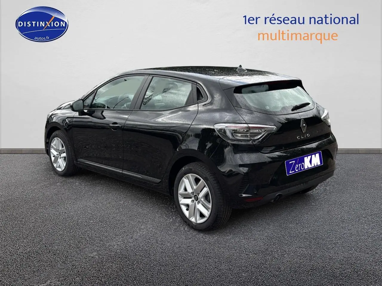 Renault Clio V noire vue en 3/4 arrière côté droit, avec becquet et feux arrière LED distinctifs.
