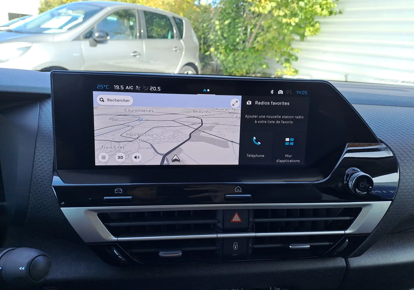 Tableau de bord du Citroën C4 hybride 2025, écran tactile central avec navigation et commandes intégrées.