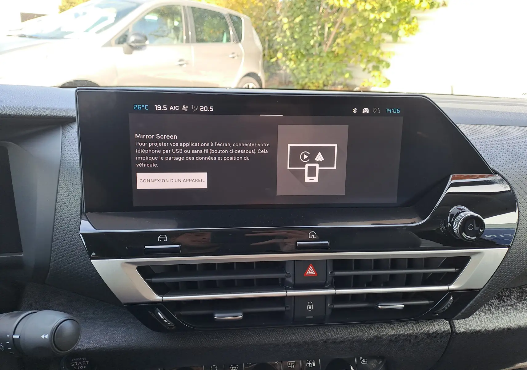 Écran tactile central du tableau de bord de la Citroën C4 hybride 2025, avec commandes de climatisation visibles.