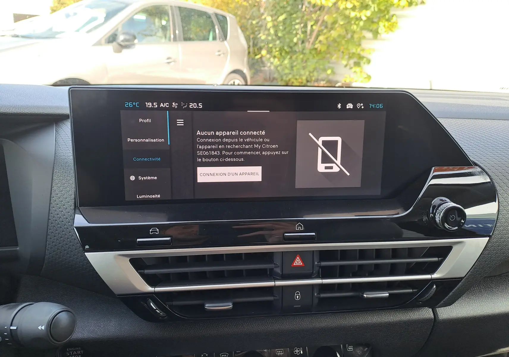 Vue rapprochée de l’écran tactile central du tableau de bord de la Citroën C4 hybride 2025 avec interface connectivité affichée.