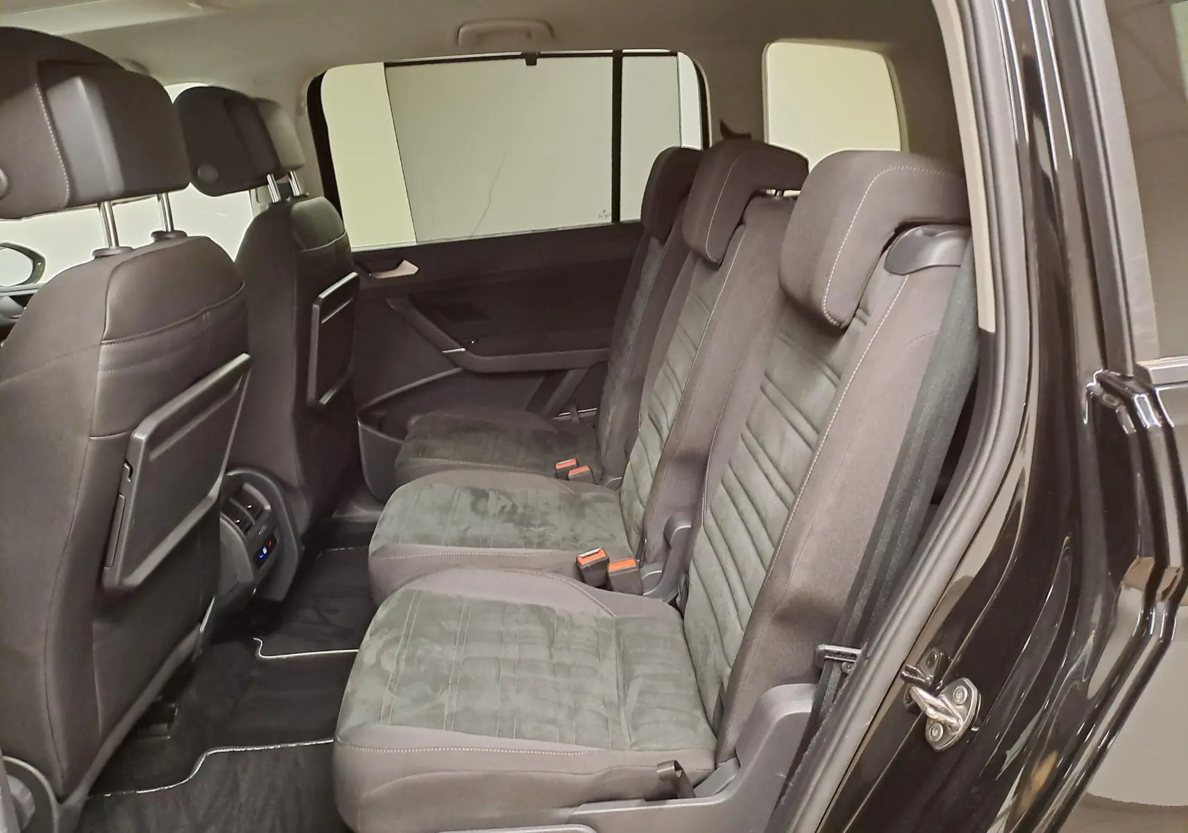 Vue intérieure côté droit sur les sièges arrière en Alcantara gris du Volkswagen Touran 2025 Noir Grenadille.