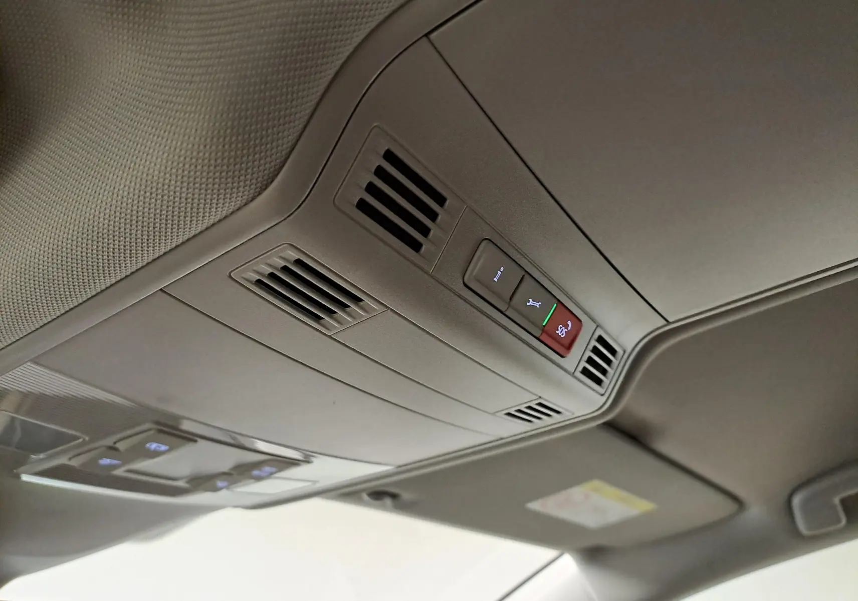 Vue intérieure du plafond avant du Volkswagen Touran 2025 avec commandes d'éclairage et ventilation intégrées.