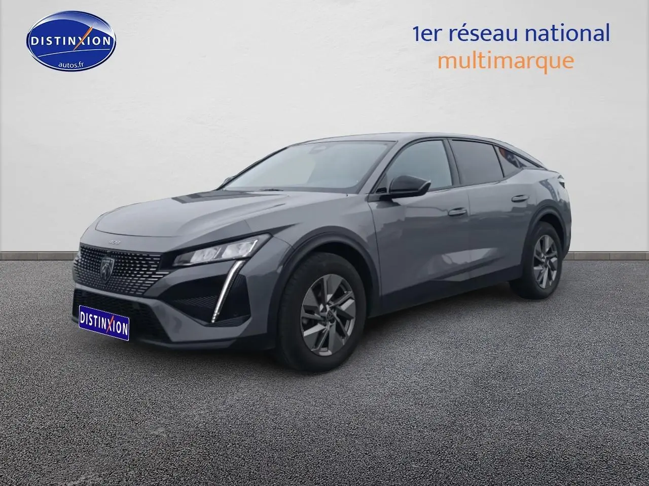 Peugeot 408 Hybrid 145 allure gris sellenium vue 3/4 avant avec phares LED et jantes alu.