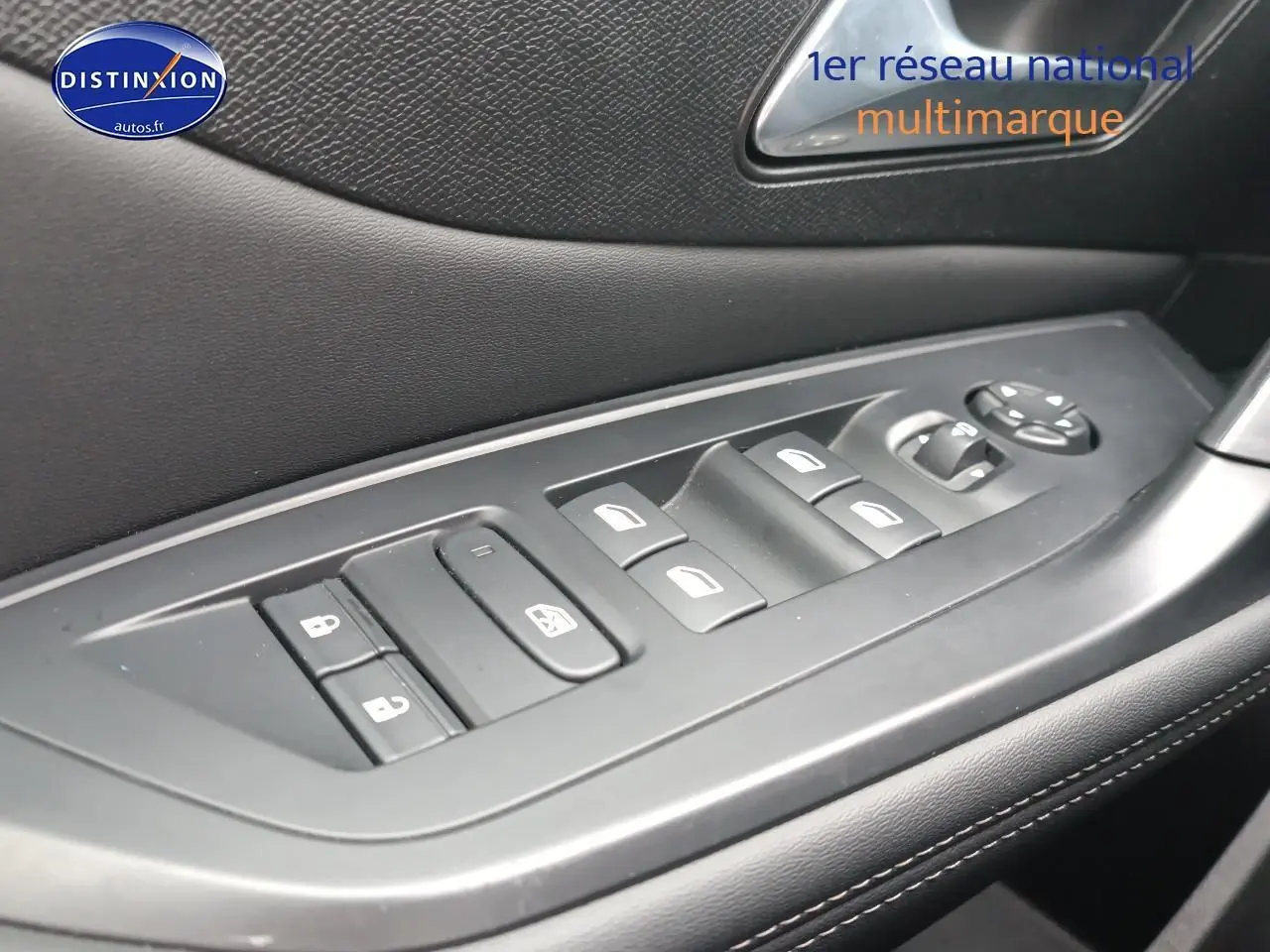 Gros plan sur les commandes des vitres et rétroviseurs côté conducteur de la Peugeot 408 gris sellenium e.