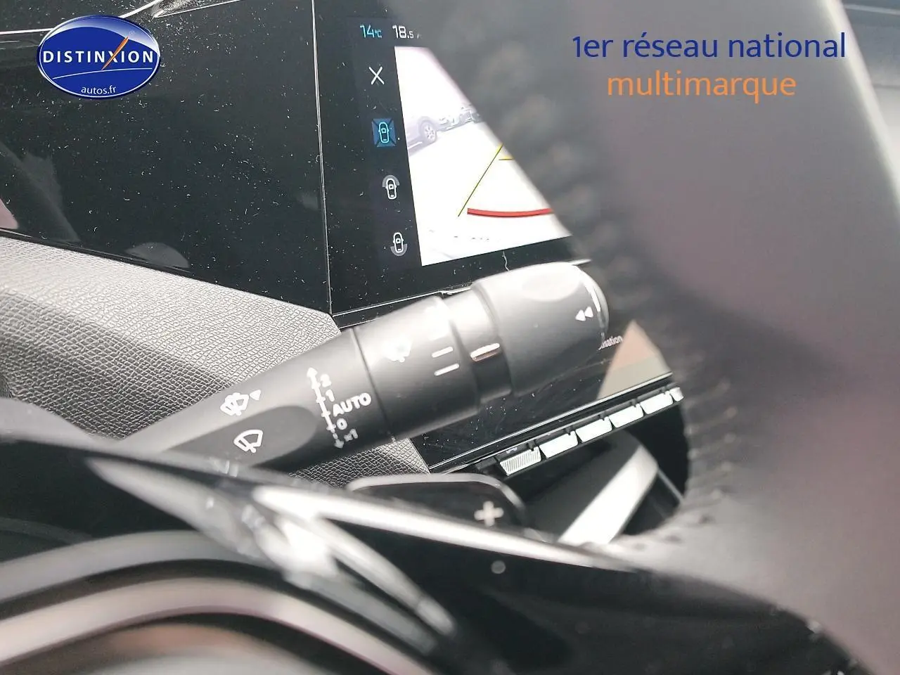 Détail intérieur du Peugeot 408 Hybrid 145 allure 2024 montrant la commande d’essuie-glace et l’écran tactile multifonction.