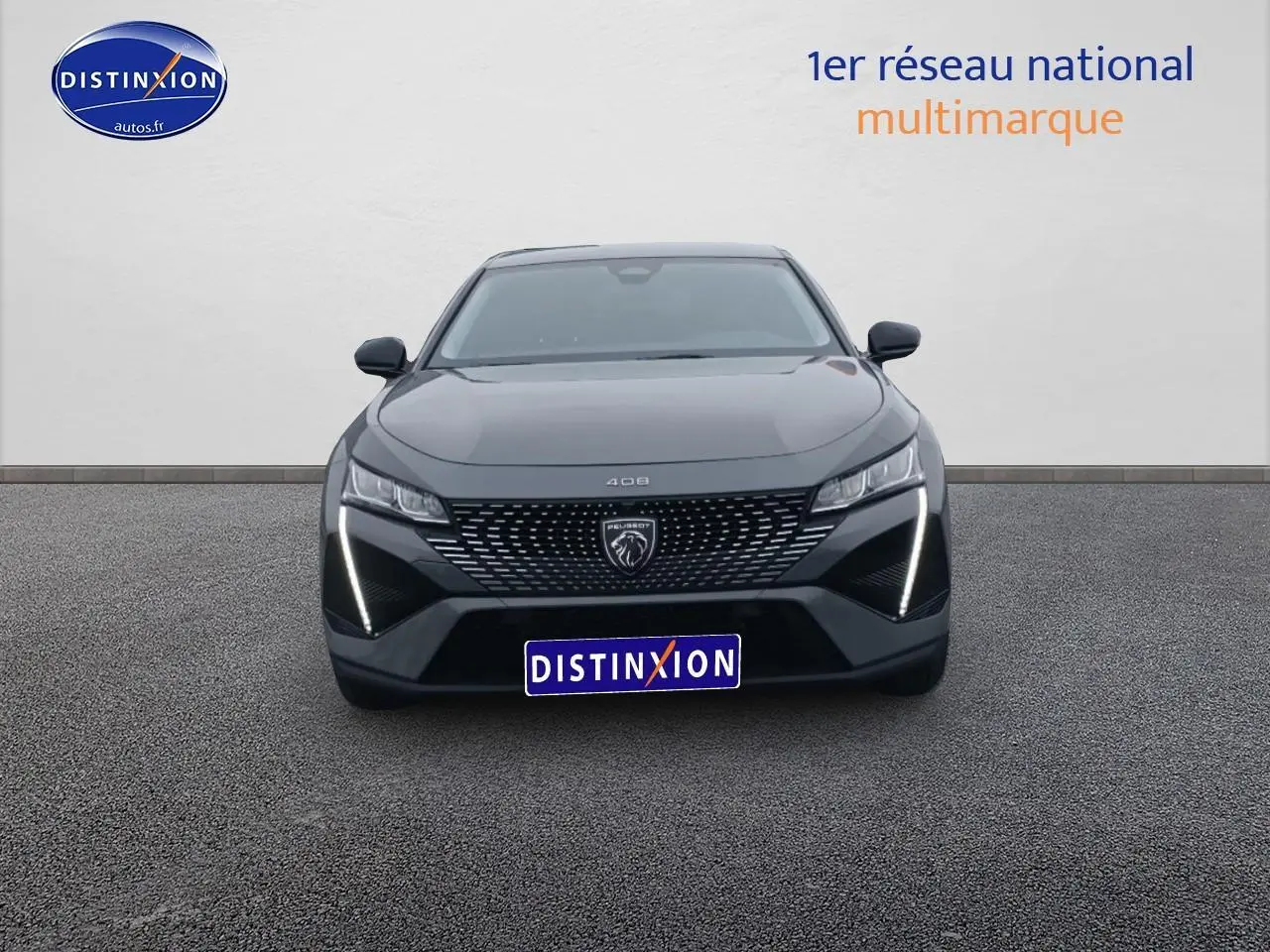 Vue frontale d'une Peugeot 408 Hybrid 145 allure gris sélénite avec feux diurnes LED en forme de griffes.