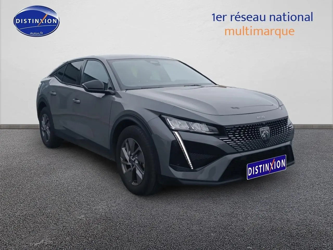 Peugeot 408 Hybrid gris sellenium en vue 3/4 avant droit, avec calandre distinctive et phares LED verticaux.