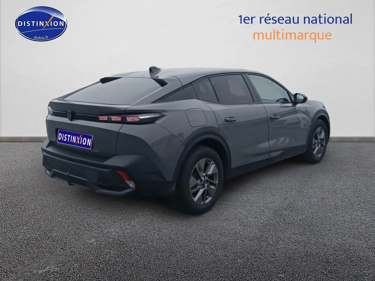 Vue 3/4 arrière droite d'une Peugeot 408 Hybrid gris sélénite avec feux arrière LED et jantes alu.