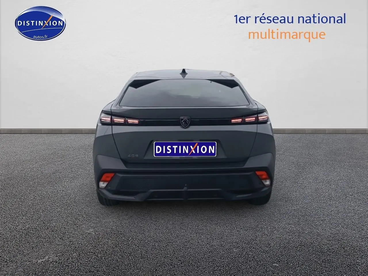 Vue arrière de la Peugeot 408 Hybrid 145 allure gris sellenium, feux LED allumés sur fond neutre.